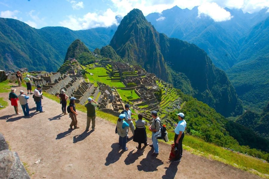 Paquete Cusco Clásico Recorrido guiado por la ciudadela inca de Machu Picchu en Cusco.
