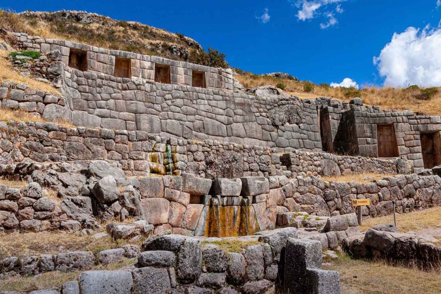 City Tour Cusco Canales de agua del complejo arqueológico de Tambomachay en Cusco.