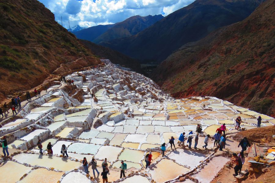 Tour Maras Moray Pozas de sal de las Salineras de Maras en el Valle Sagrado de Cusco.