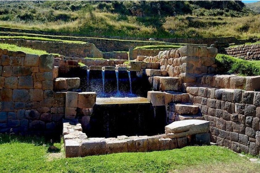 Tour Valle Sur Terrazas y canales de agua del complejo arqueológico de Tipón en Cusco.